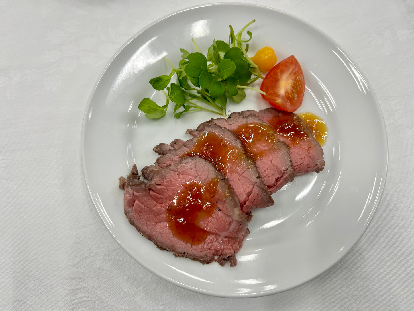 【出張板前_国産牛ローストビーフカット】税込2,200円/1名 50名様から承ります。お一人様50g想定